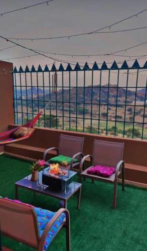 une chambre avec deux chaises et une table avec vue dans l'établissement هتان السودة hattan alsodah, à Sawdāʼ