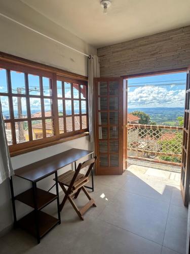 Camera con scrivania e finestra con vista. di Pousada do Cid a São Thomé das Letras