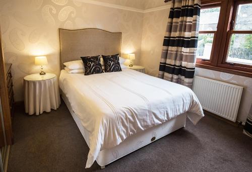 Tempat tidur dalam kamar di The Park Guest House, Stornoway
