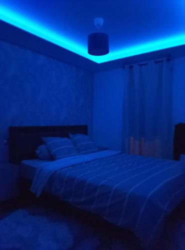 - une chambre avec un lit bleu clair dans l'établissement Dream love appart, à Strasbourg