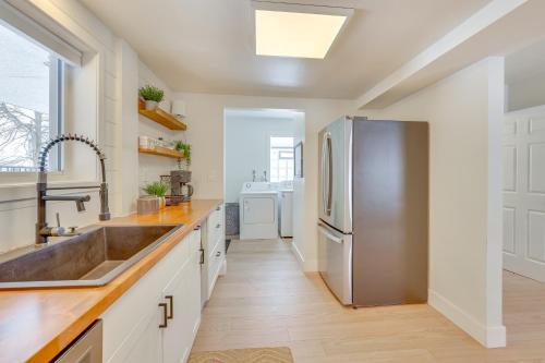 Una cocina o cocineta en 3 Mi to Dtwn and YSU Updated Youngstown Home