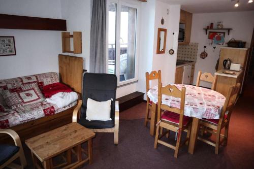 - un salon avec une table et un lit ainsi qu'une salle à manger dans l'établissement Résidence Le Meale - Appartement 6 personnes Résidence Le Méale MAE-6791, aux Orres