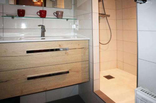 une salle de bain avec un lavabo et une douche dans l'établissement Résidence Le Meale - Appartement 6 personnes Résidence Le Méale MAE-6791, aux Orres