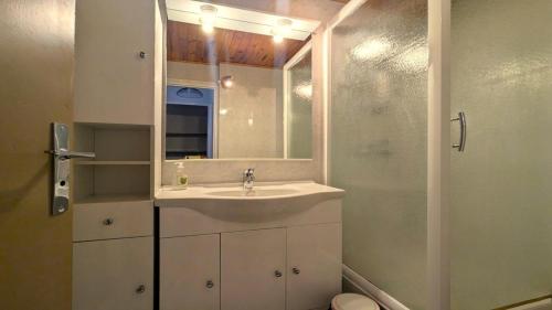 un bagno con lavandino, specchio e doccia di Résidence Saint Roch - Appartement T2 lumineux 4 personnes MAE-6811 a Puy-Saint-Vincent