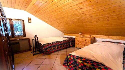 Cette chambre dispose de 2 lits et d'une télévision dans une cabine. dans l'établissement Résidence Les Cytises - Appartement de 51 m2 avec un grand balcon 4 personnes MAE-6841, à Vallouise