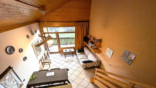 - un salon avec un canapé dans l'établissement Résidence Les Cytises - Appartement de 51 m2 avec un grand balcon 4 personnes MAE-6841, à Vallouise