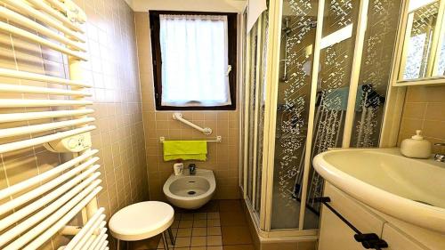 une petite salle de bain avec toilettes et lavabo dans l'établissement Résidence Les Cytises - Appartement de 51 m2 avec un grand balcon 4 personnes MAE-6841, à Vallouise