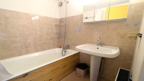 a bathroom with a sink and a bath tub and a sink at Résidence Les Anémones - Agréable T2 en duplex avec balcon 4 personnes MAE-6861 in Vallouise
