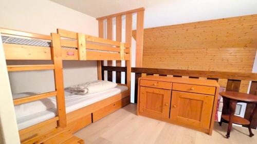 a bedroom with two bunk beds and a desk at Résidence Les Anémones - Agréable T2 en duplex avec balcon 4 personnes MAE-6861 in Vallouise