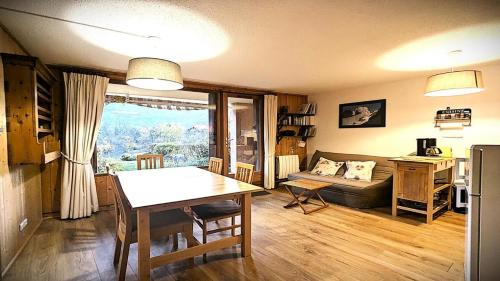 un salon avec une table et un canapé dans l'établissement Résidence Les Cytises - Agréable T2 avec jardin et terrasse 4/6 personnes MAE-6871, à Vallouise