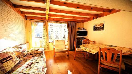 un salon avec une table et une salle à manger dans l'établissement Résidence Les Anémones - Grand appartement T3, ensoleillé, avec balcon, pour 6 personnes MAE-6911, à Vallouise