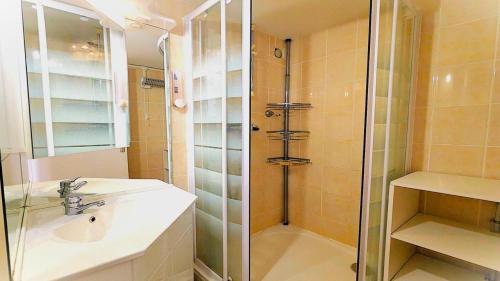 a bathroom with a sink and a shower at Résidence Les Anémones - Grand appartement T3, ensoleillé, avec balcon, pour 6 personnes MAE-6911 in Vallouise