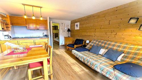un salon avec un canapé et une table dans l'établissement Résidence Valérianes - Charmant appartement T2 avec balcon MAE-6921, à Vallouise