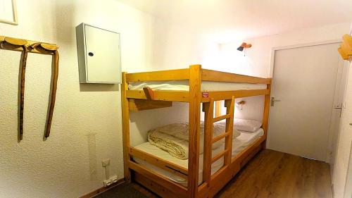 Cette petite chambre comprend des lits superposés. dans l'établissement Résidence Valérianes - Charmant appartement T2 avec balcon MAE-6921, à Vallouise