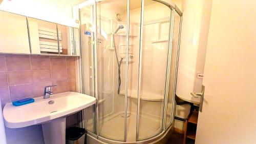 une salle de bain avec douche et lavabo dans l'établissement Résidence Valérianes - Charmant appartement T2 avec balcon MAE-6921, à Vallouise
