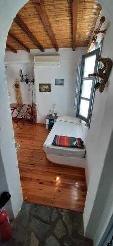 a bedroom with a bed in a room with a window at Haus Sifnaios in Andiparos