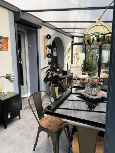 un patio avec une table et des chaises sur un patio dans l'établissement Résidence Pins Parasol - Magnifique maison individuelle avec piscine privée et proche de la mer MAE-5211, à Six-Fours-les-Plages