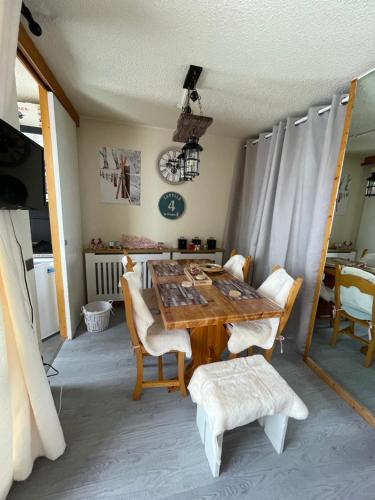 une salle à manger avec une table et des chaises en bois dans l'établissement Lili Home Bellecôte - La Plagne, à La Plagne Tarentaise