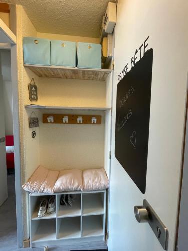 - un casier avec étagères et tableau noir sur le mur dans l'établissement Lili Home Bellecôte - La Plagne, à La Plagne Tarentaise