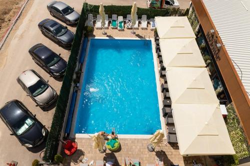 einen Blick über einen Pool mit parkenden Autos in der Unterkunft Vila Katalina Spa & Resort in Zlatibor