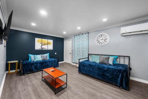 Posezení v ubytování Chic 2BR Haven in Midtown - Prime Location