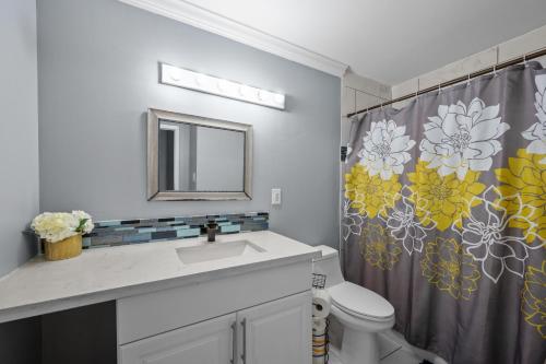 Koupelna v ubytování Chic 2BR Haven in Midtown - Prime Location