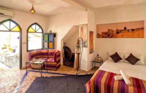 丹吉尔Authentic Riad with Bay View - Heart of Kasbah by CozyHome的一间卧室，里面有一张床、一张沙发和一把椅子