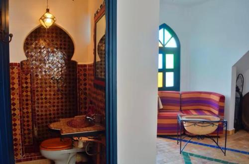 丹吉尔Authentic Riad with Bay View - Heart of Kasbah by CozyHome的一间带卫生间的浴室和一张沙发。