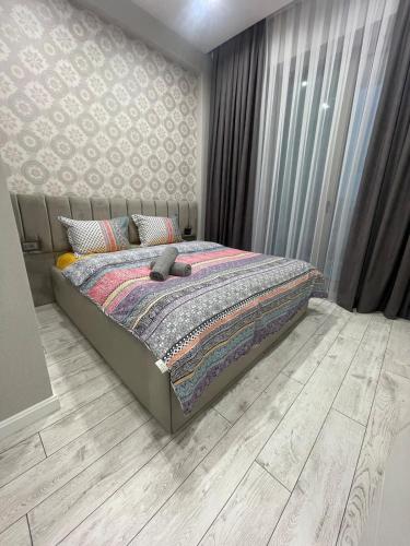 una camera da letto con un letto in una stanza di Sapphire Apartment a Baku