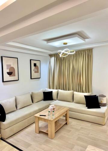 タンジェにあるAtlas 3のソファとコーヒーテーブルのあるリビングルーム