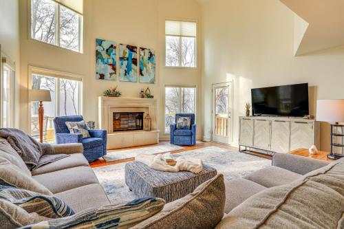 Un lugar para sentarse en Steps to White River Mountain View Home with Deck!