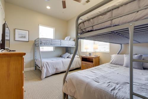 Un dormitorio con dos literas y un escritorio. en Sleek Home Patio, Gas Grill and Access to Pool, en Washington