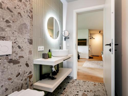 布里克森谷地霍普夫加尔滕Lukasfeld 9 Top Sepp的浴室里有洗手池和镜子