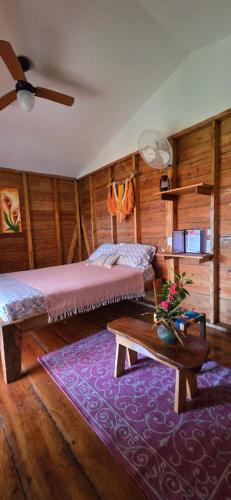 小玉米岛The Lighthouse Retreat, Little Corn island, Nicaragua的有两张床和一张桌子的卧室