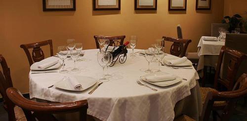 una mesa con copas de vino y servilletas. en Apartamentos Casbas, en Sorripas