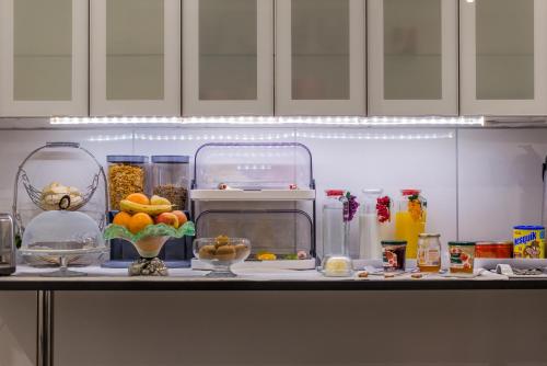 eine Küchentheke mit Mikrowelle und einigen Speisen in der Unterkunft PH Downtown Suites in Lissabon