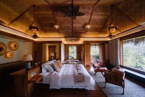 ハザンにあるAn Châng Retreat & Spaの天井の大型ベッド付きのベッドルーム1室
