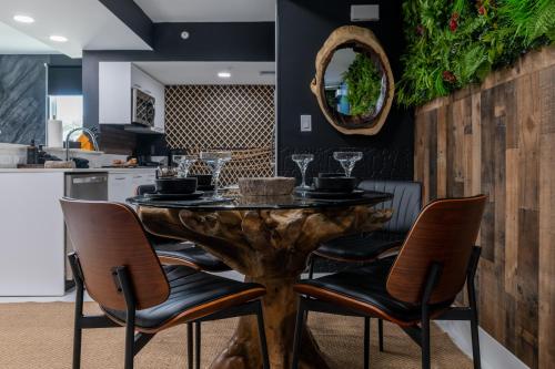 a dining room with a table with chairs and a mirror at MONROE APART HOTEl in Hollywood