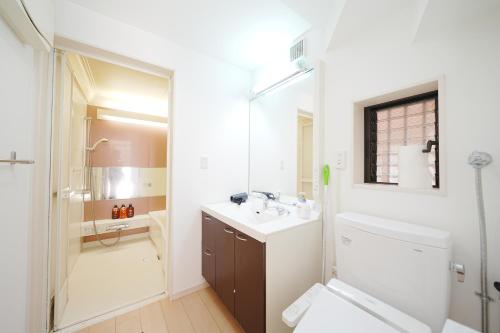 Ένα μπάνιο στο Panda Style 3-story 9ppl House FreeParking 3br&tub