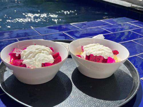deux bols de fraises et de glace sur une table dans l'établissement Relax Villas Gili Air, à Gili Air