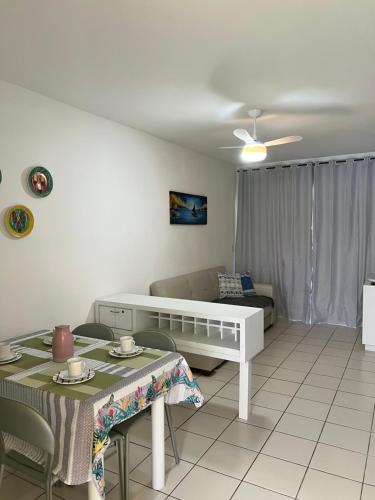 ナタールにあるYacht villageのソファとテーブルのあるリビングルーム