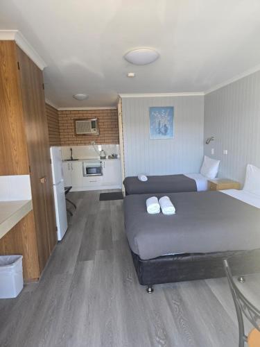 Η κουζίνα ή μικρή κουζίνα στο Bega Southtown Motor Inn