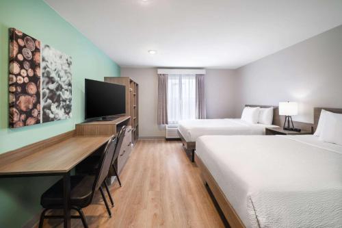 Postel nebo postele na pokoji v ubytování ECHO Suites Extended Stay by Wyndham Richmond West