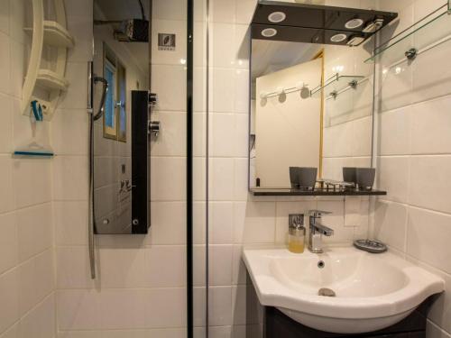 a bathroom with a sink and a shower and a mirror at Chalet rustique au Périgord Noir avec terrasse et équipements inclus - FR-1-616-57 in Saint-Pompont