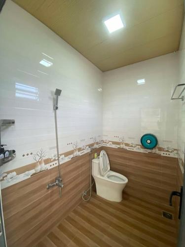 a bathroom with a toilet in a room at Homestay Mộc Hoa Viên in Bao Loc