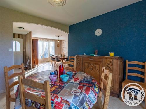 a kitchen and dining room with a table and chairs at Gîte confortable au cœur du vignoble avec Wifi et parking, proche du Puy du Fou - FR-1-622-94 in Rablay-sur-Layon