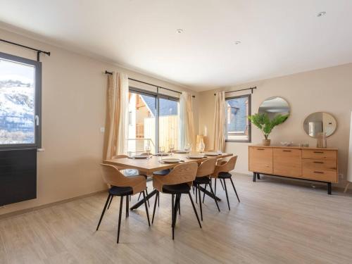 une salle à manger avec une table, des chaises et une commode dans l'établissement Maison Loudenvielle 7 pers proche centre, animaux et parking - FR-1-695-65, à Loudenvielle