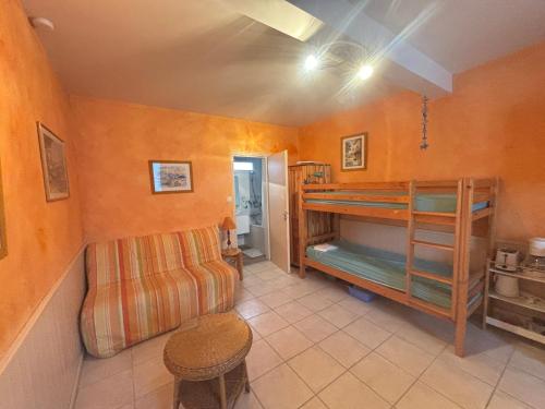 une chambre avec deux lits superposés et un canapé dans l'établissement Studio pour 4 près de la plage et du marché, bien équipé - FR-1-197-614, à Les Sables-dʼOlonne