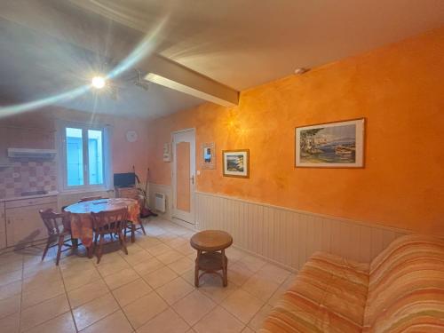 un salon avec une table et une salle à manger dans l'établissement Studio pour 4 près de la plage et du marché, bien équipé - FR-1-197-614, à Les Sables-dʼOlonne