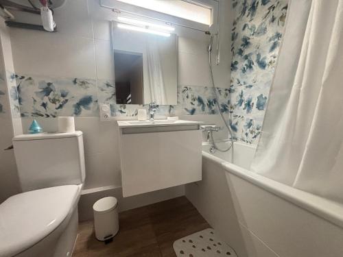 une salle de bain avec un lavabo, des toilettes et une baignoire dans l'établissement Studio pour 4 près de la plage et du marché, bien équipé - FR-1-197-614, à Les Sables-dʼOlonne